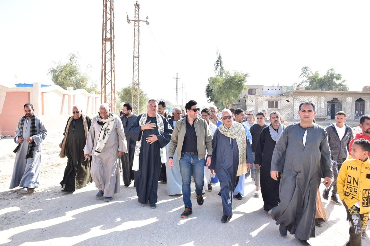 جولة نائب محافظ سوهاج مع أهالى الأحايوة جولة نائب محافظ سوهاج مع أهالى الأحايوة
