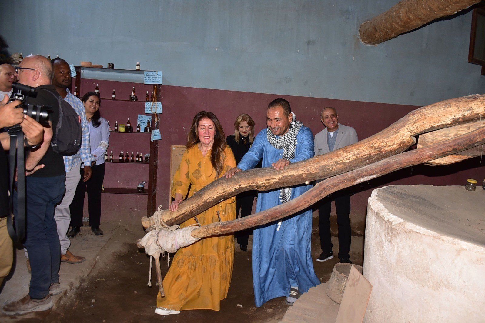 مشاركة السفيرة الأمريكية بكل بهجة فى معصرة الزيوت بإسنا التاريخية مشاركة السفيرة الأمريكية بكل بهجة فى معصرة الزيوت بإسنا التاريخية