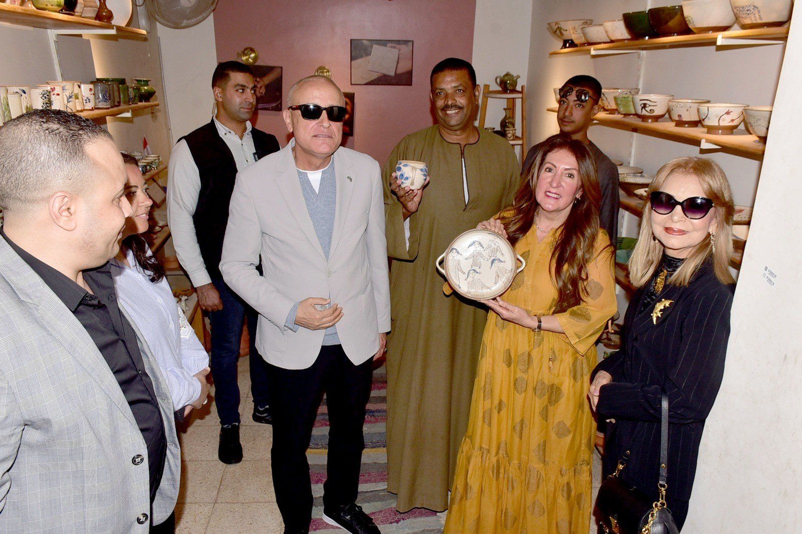 صور تذكارية للسفيرة الأمريكية فى محلات التحف بسوق إسنا صور تذكارية للسفيرة الأمريكية فى محلات التحف بسوق إسنا