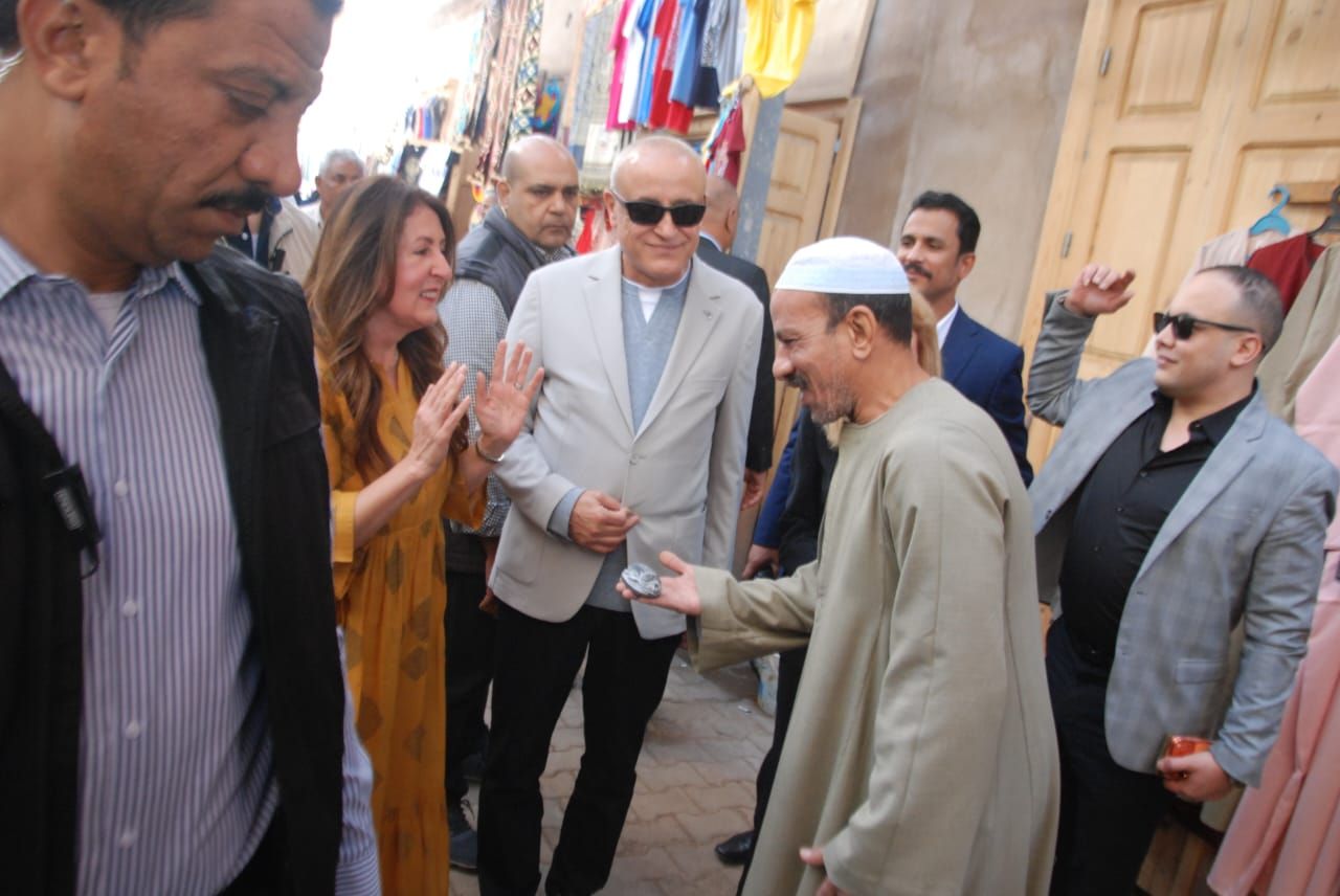 تقديم جعران فرعونى هدية للسفيرة الأمريكية فى سوق القيسارية بإسنا تقديم جعران فرعونى هدية للسفيرة الأمريكية فى سوق القيسارية بإسنا