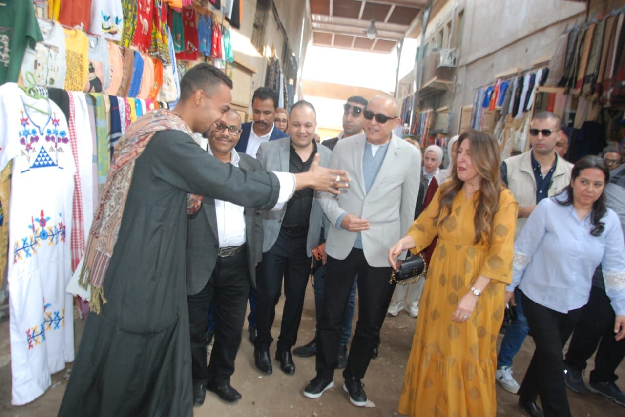 لقاء السفيرة الأمريكية مع بائعي الأقمشة فى قيسارية إسنا لقاء السفيرة الأمريكية مع بائعي الأقمشة فى قيسارية إسنا