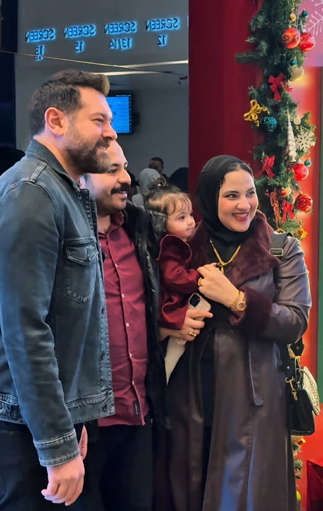 عمرو يوسف يشاهد فيلم السلم والتعبان مع الجمهور