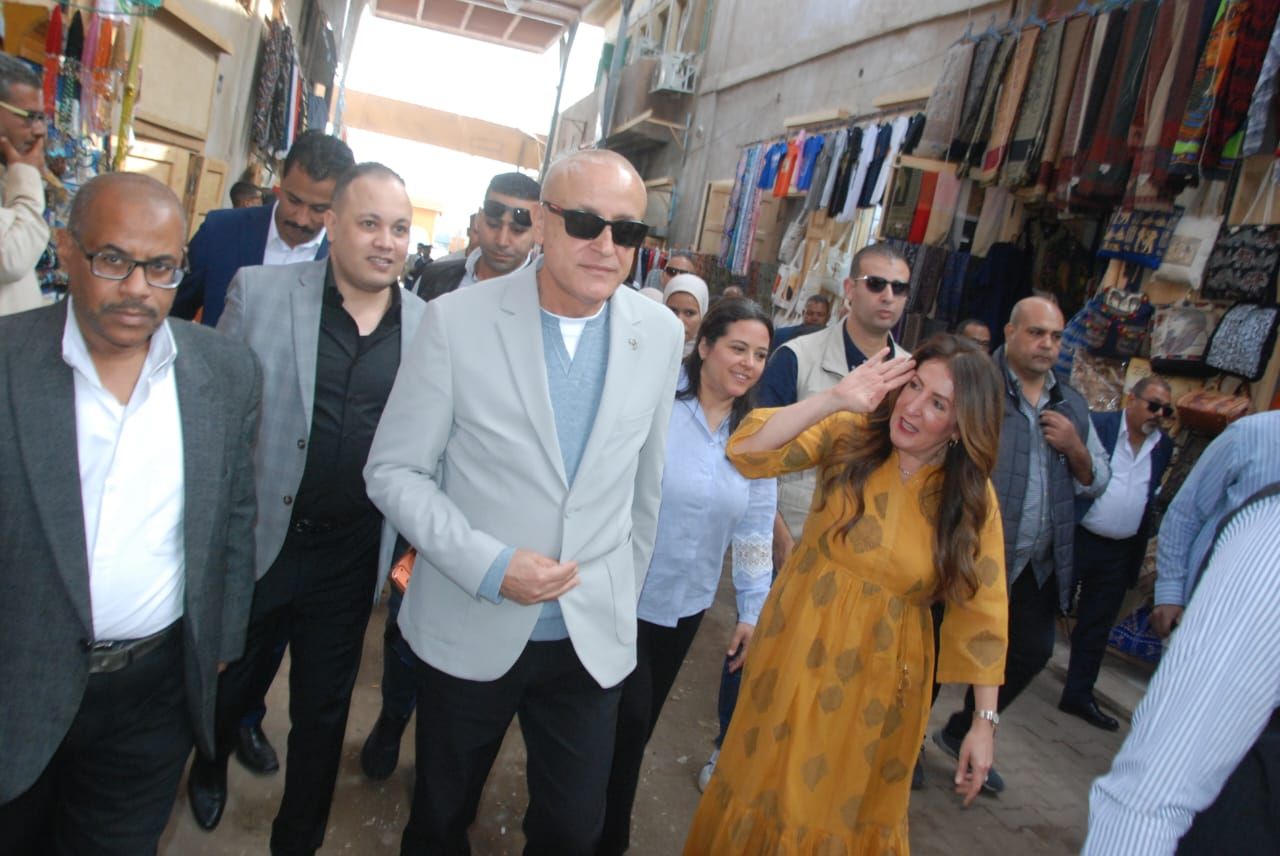 تحية مبهجة من السفيرة الأمريكية لبائعي الأقمشة فى سوق قيسارية إسنا تحية مبهجة من السفيرة الأمريكية لبائعي الأقمشة فى سوق قيسارية إسنا