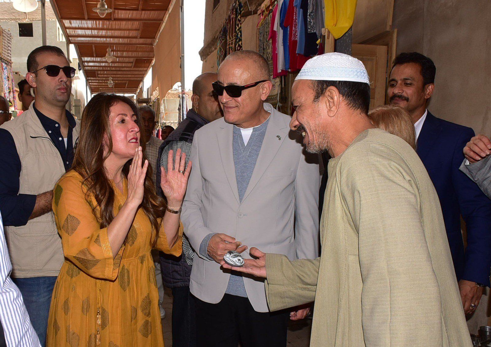 هدية جعران فرعونى للسفيرة الأمريكية فى جولتها بسوق إسنا هدية جعران فرعونى للسفيرة الأمريكية فى جولتها بسوق إسنا