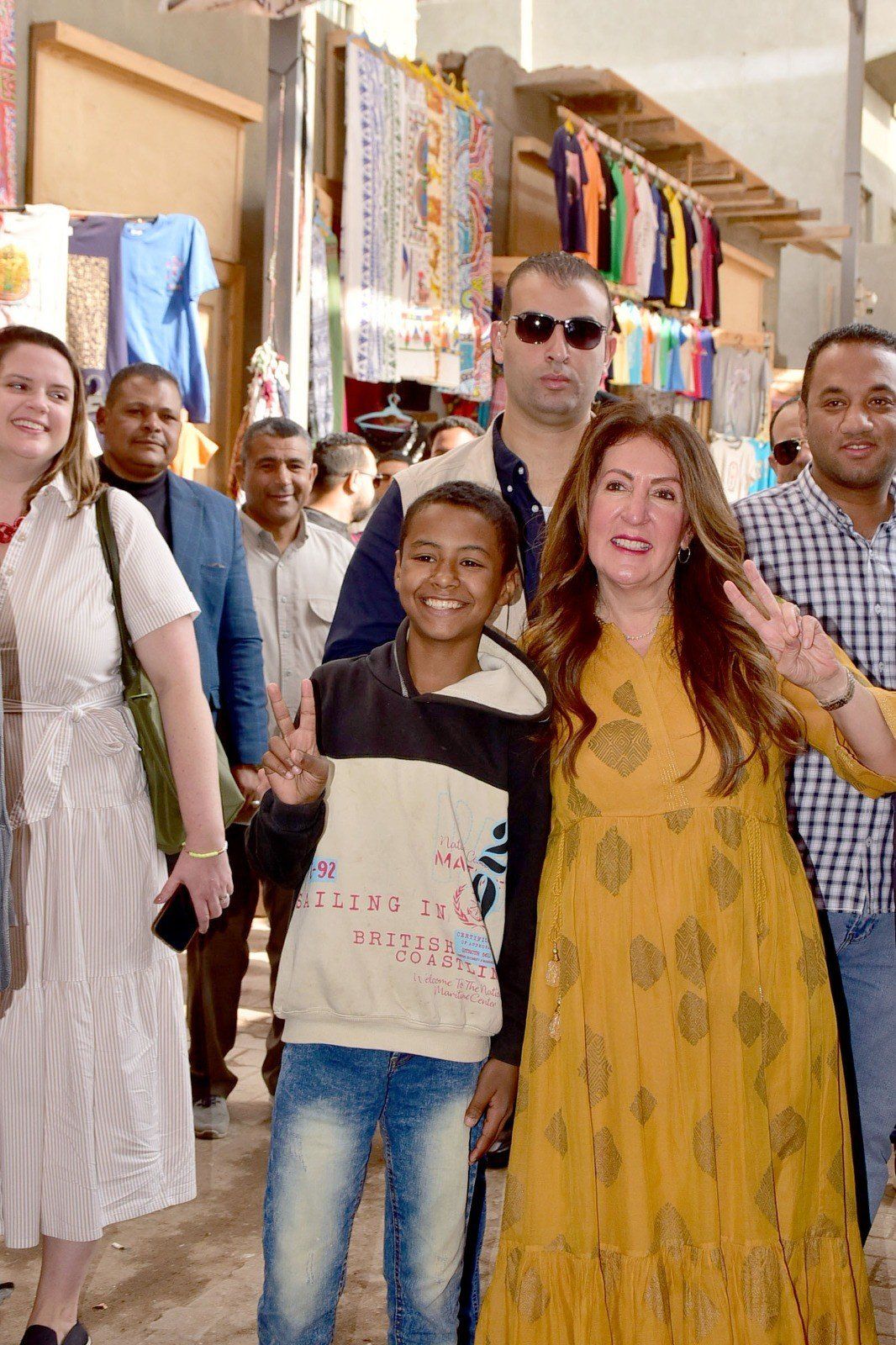 سعادة السفيرة الأمريكية مع طفل إسناوى فى سوق القيسارية التراثية سعادة السفيرة الأمريكية مع طفل إسناوى فى سوق القيسارية التراثية