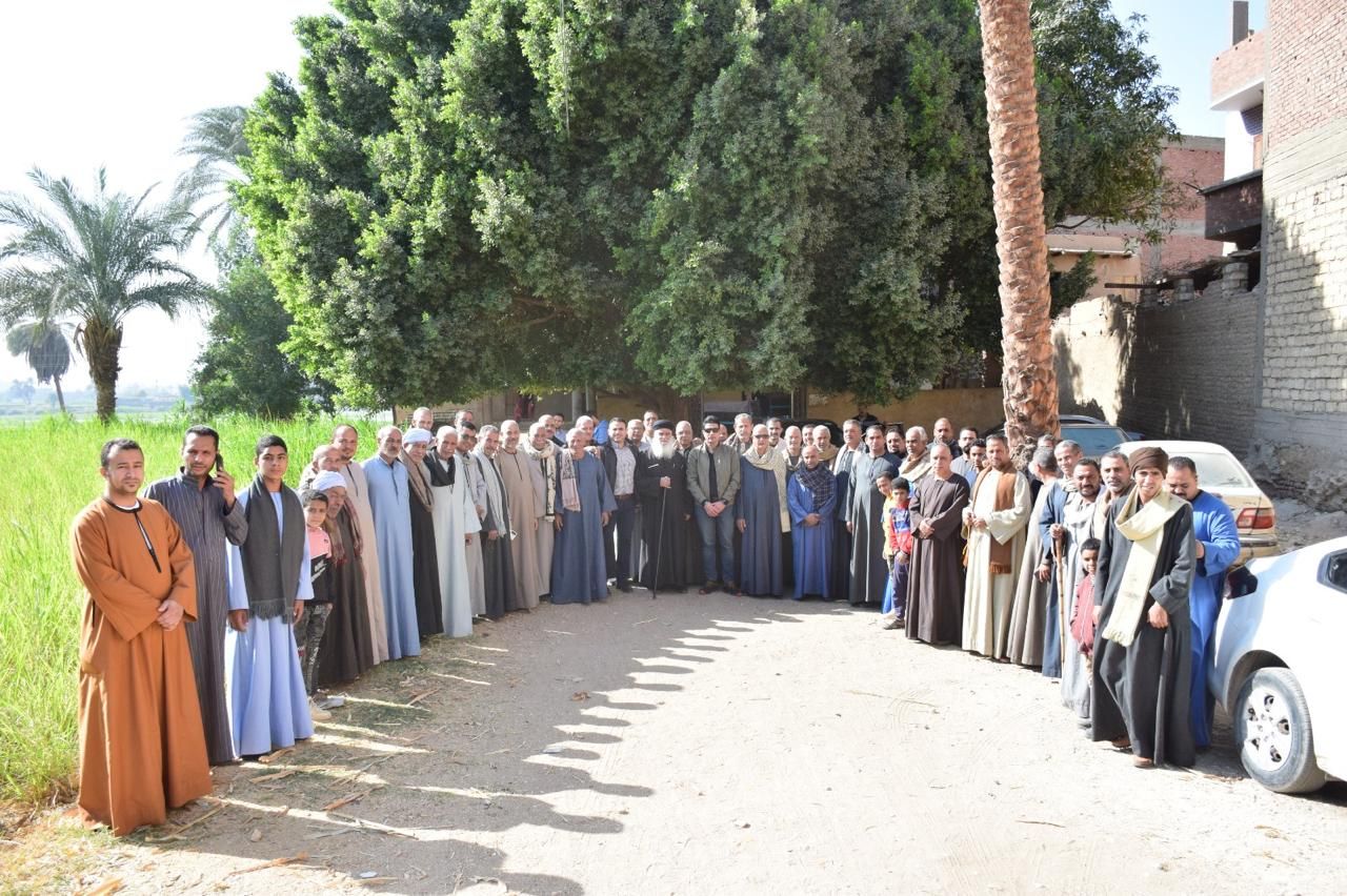 نائب محافظ سوهاج مع أهالى الأحايوة نائب محافظ سوهاج مع أهالى الأحايوة