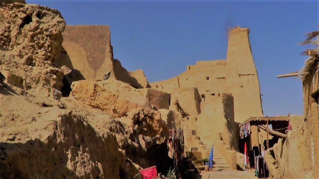 الجامع العتيق بطرازه المميز في مدخل شالي التاريخية - سيوة الجامع العتيق بطرازه المميز في مدخل شالي التاريخية - سيوة