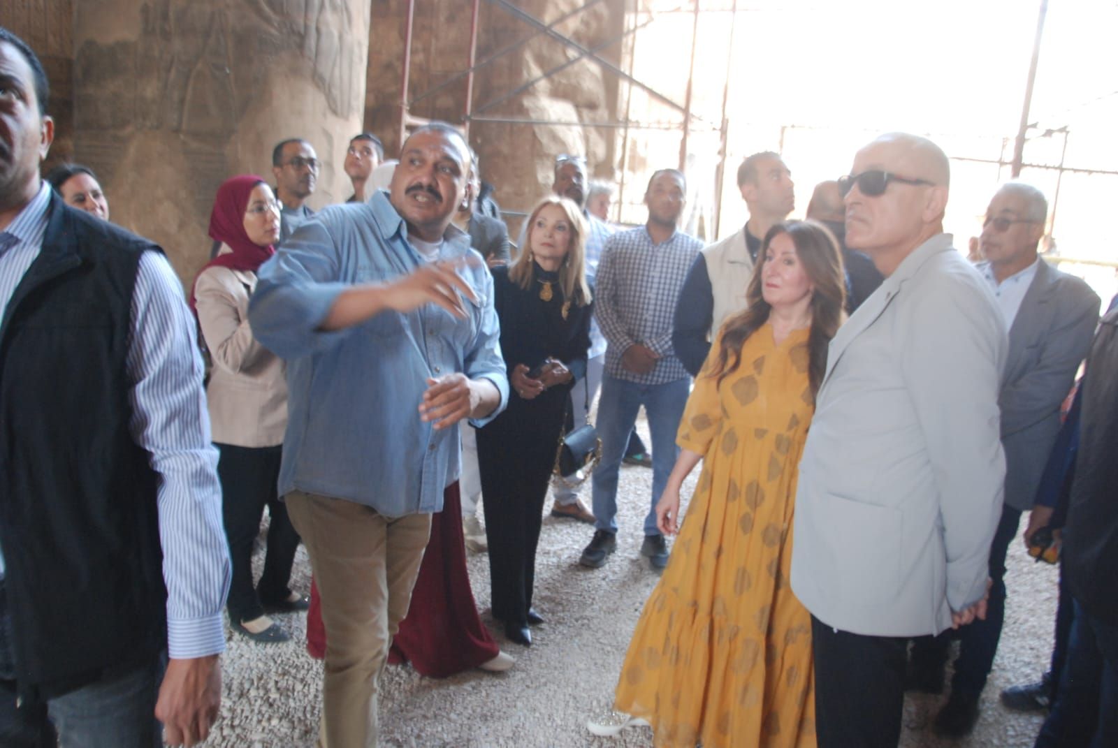 السفيرة تستمتع لشرح حول تطوير معبد خنوم التاريخي السفيرة تستمتع لشرح حول تطوير معبد خنوم التاريخي