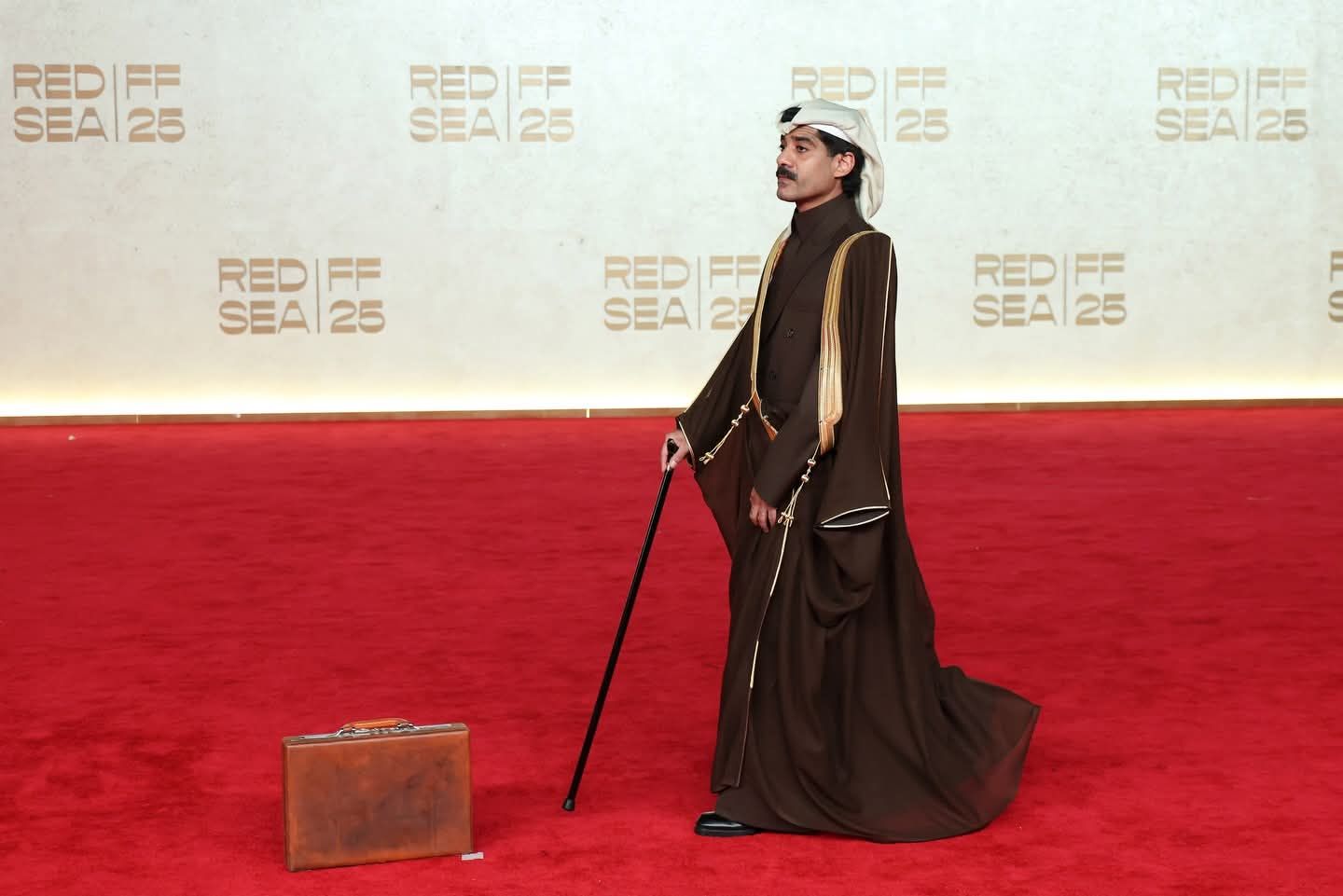 حقيبة وماسك لطائر على السجادة الحمراء لفيلم رهين بمهرجان البحر الأحمر (4) حقيبة وماسك لطائر على السجادة الحمراء لفيلم رهين بمهرجان البحر الأحمر (4)