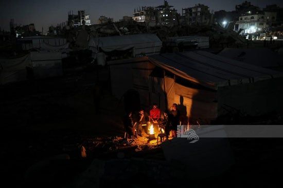 إشعال النيران داخل الخيام للحد من البرد القارص إشعال النيران داخل الخيام للحد من البرد القارص