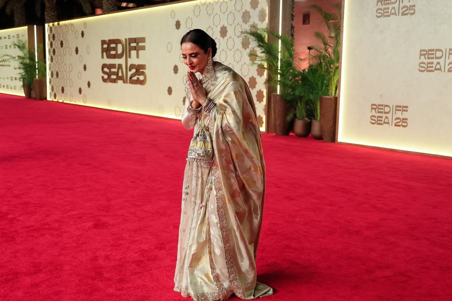 النجمة الهندية ريخا على السجادة الحمراء لمهرجان البحر الأحمر السينمائي (2) النجمة الهندية ريخا على السجادة الحمراء لمهرجان البحر الأحمر السينمائي (2)