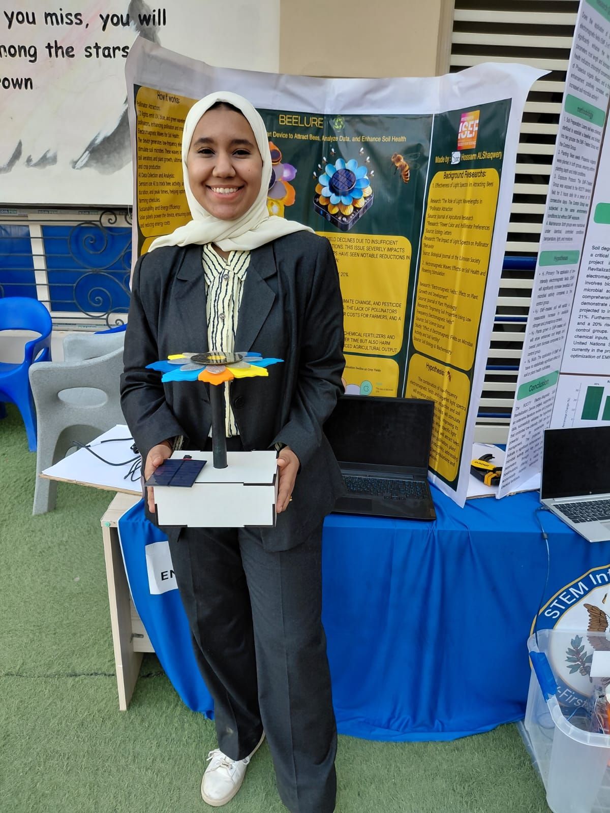 الطالبة سارة حسام الشقويري خلال معرض القاهرة السنوي للعلوم والهندسة والتكنولوجيا الطالبة سارة حسام الشقويري خلال معرض القاهرة السنوي للعلوم والهندسة والتكنولوجيا