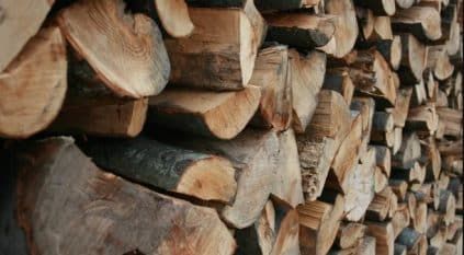 ضبط مواطن نقل حطبًا محليًا في الرياض 