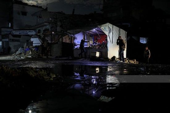 مياه الأمطار تتكدس وسط الخيام مياه الأمطار تتكدس وسط الخيام