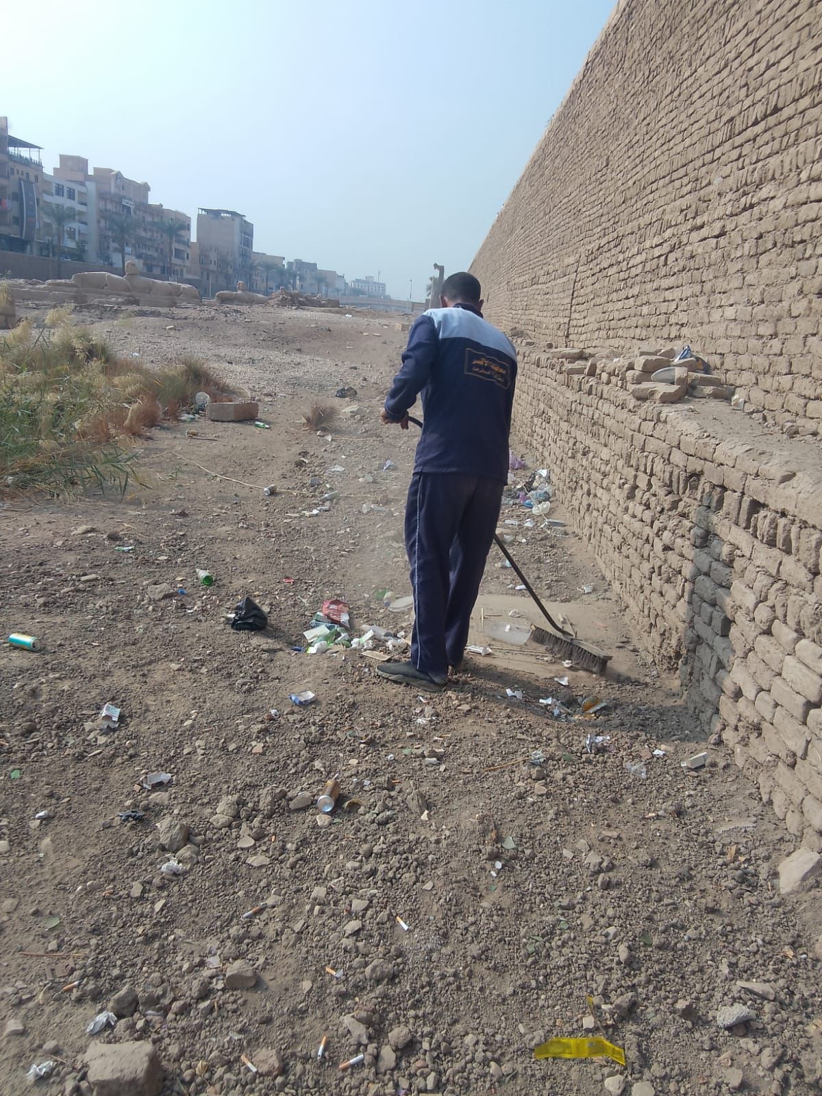 مدينة الأقصر تنفذ أعمال نظافة بمحيط مسار طريق الكباش وإزالة مخلفات الحشائش مدينة الأقصر تنفذ أعمال نظافة بمحيط مسار طريق الكباش وإزالة مخلفات الحشائش