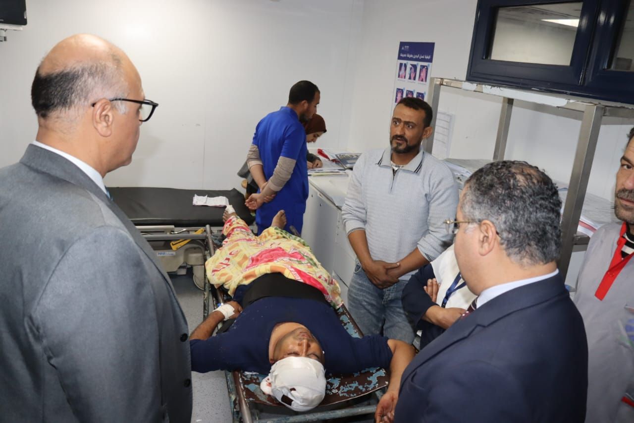 جانب من زيارة المحافظ للمصابين فى المستشفى (1)