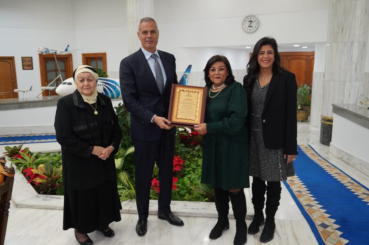 رئيس مصر للطيران يكرم داليا المراغي ويهديها درع الشركة تقديراً لمسيرتها المهنية (2) رئيس مصر للطيران يكرم داليا المراغي ويهديها درع الشركة تقديراً لمسيرتها المهنية (2)