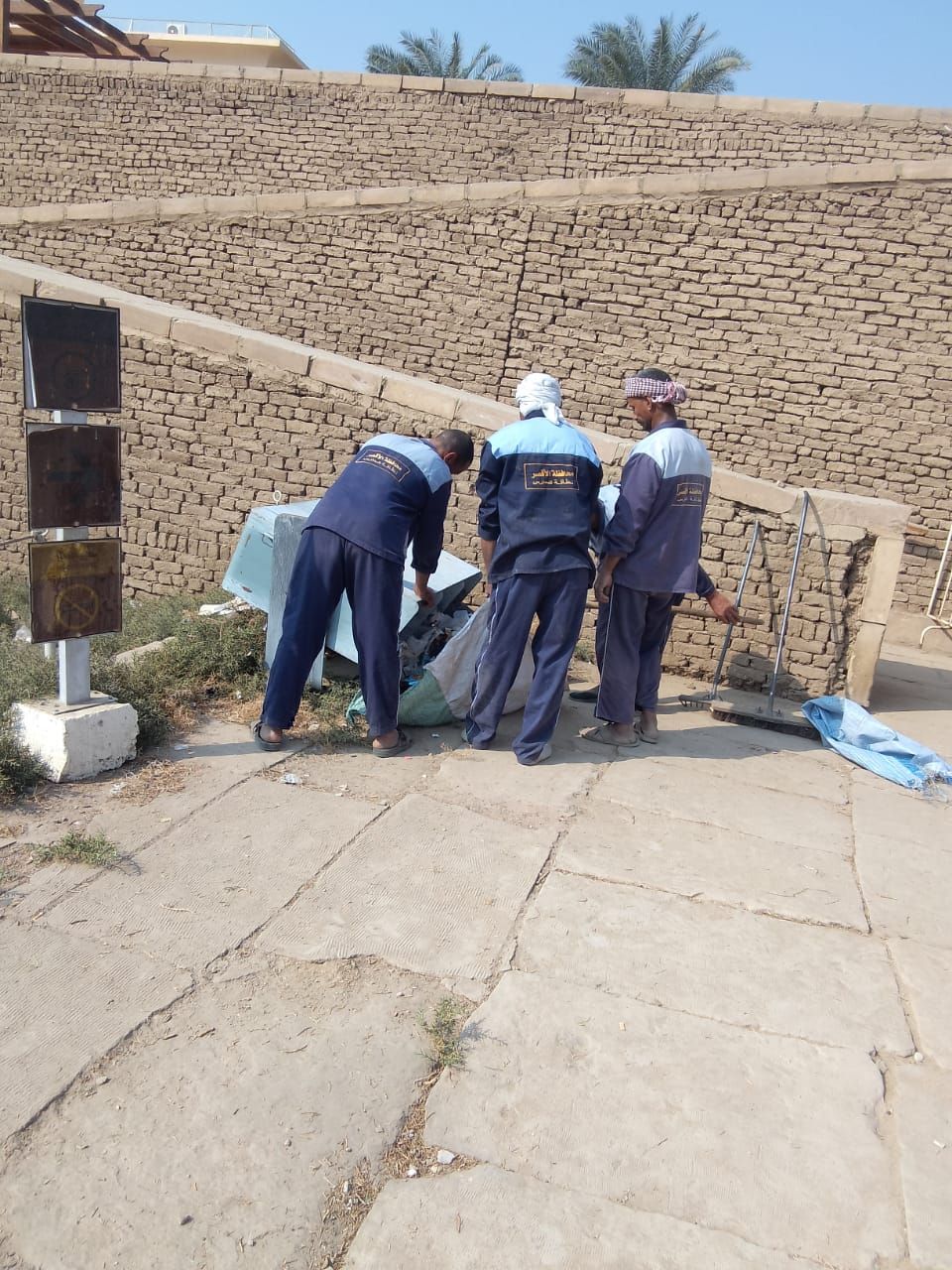 أعمال نظافة بمحيط مسار طريق الكباش وإزالة مخلفات الحشائش بمعابد الكرنك أعمال نظافة بمحيط مسار طريق الكباش وإزالة مخلفات الحشائش بمعابد الكرنك