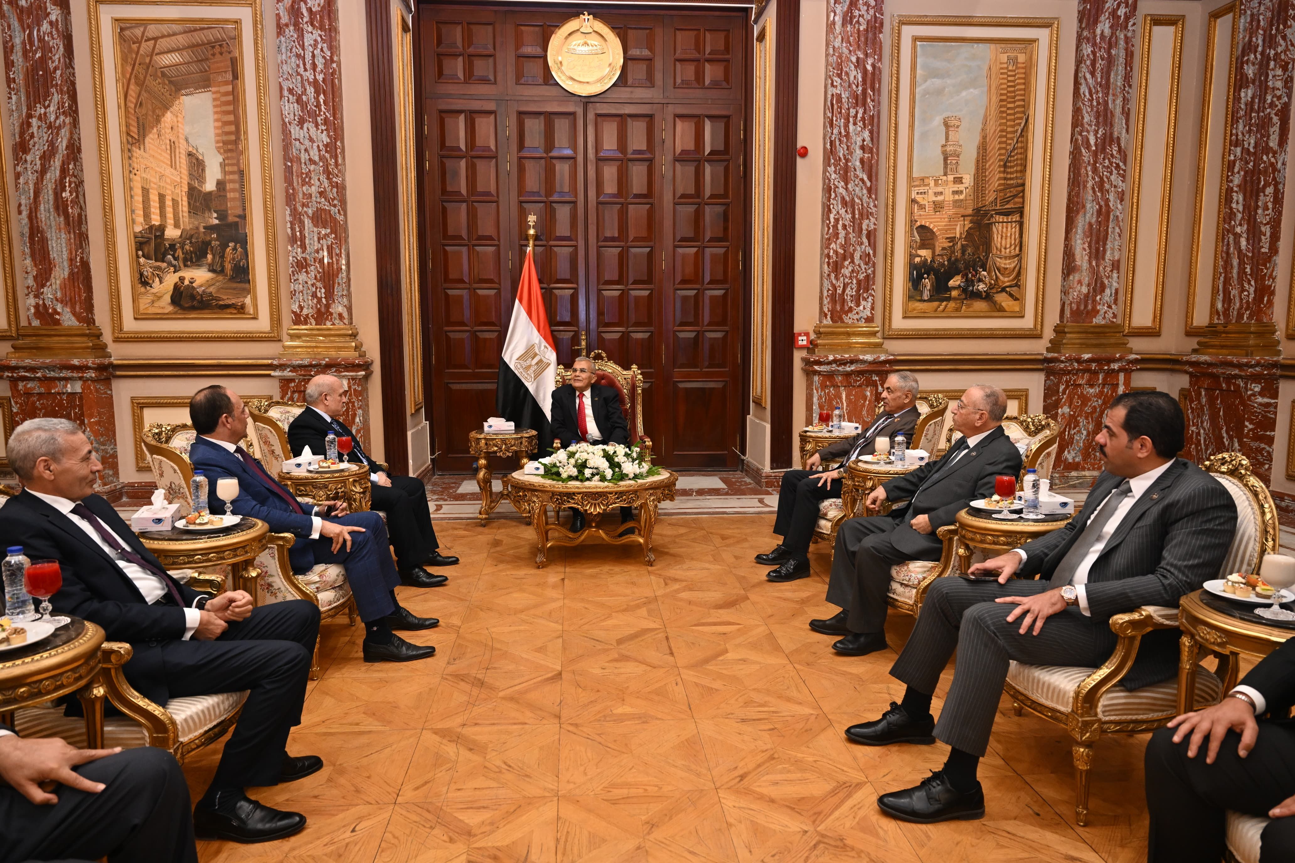 خلال اللقاء (1) خلال اللقاء (1)