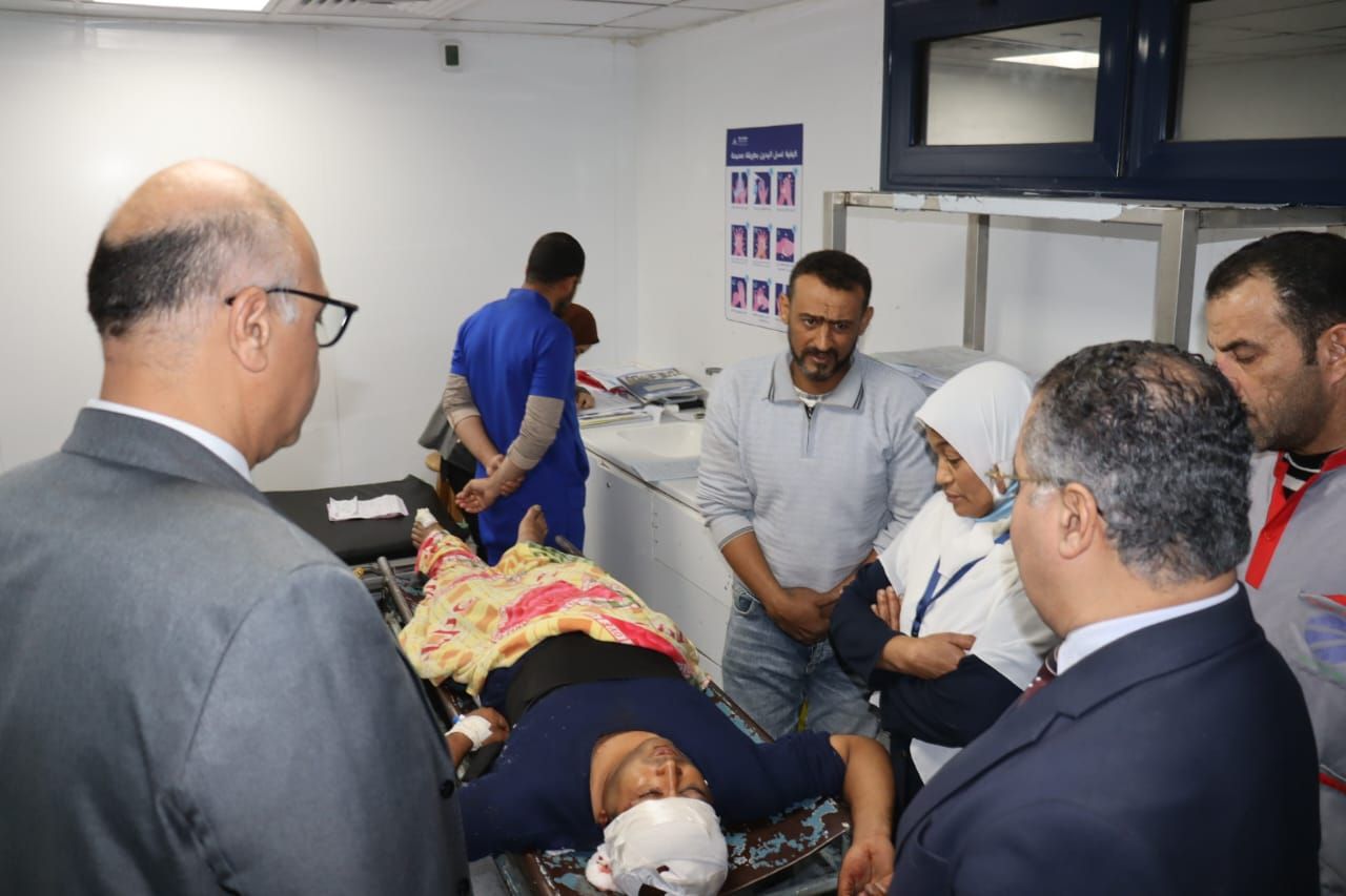 جانب من زيارة المحافظ للمصابين فى المستشفى (2)