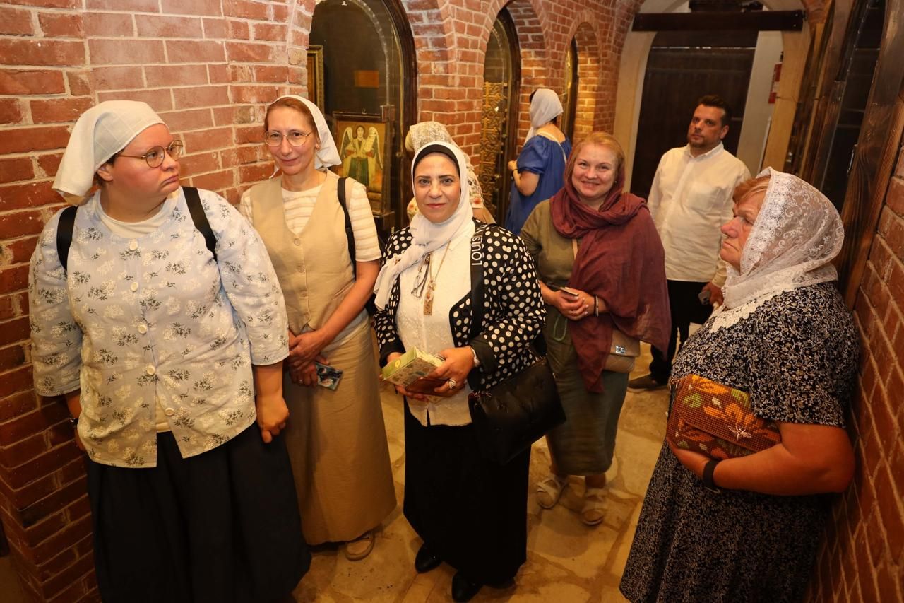 الوفد الروسي يعجب بالكنيسة الوفد الروسي يعجب بالكنيسة