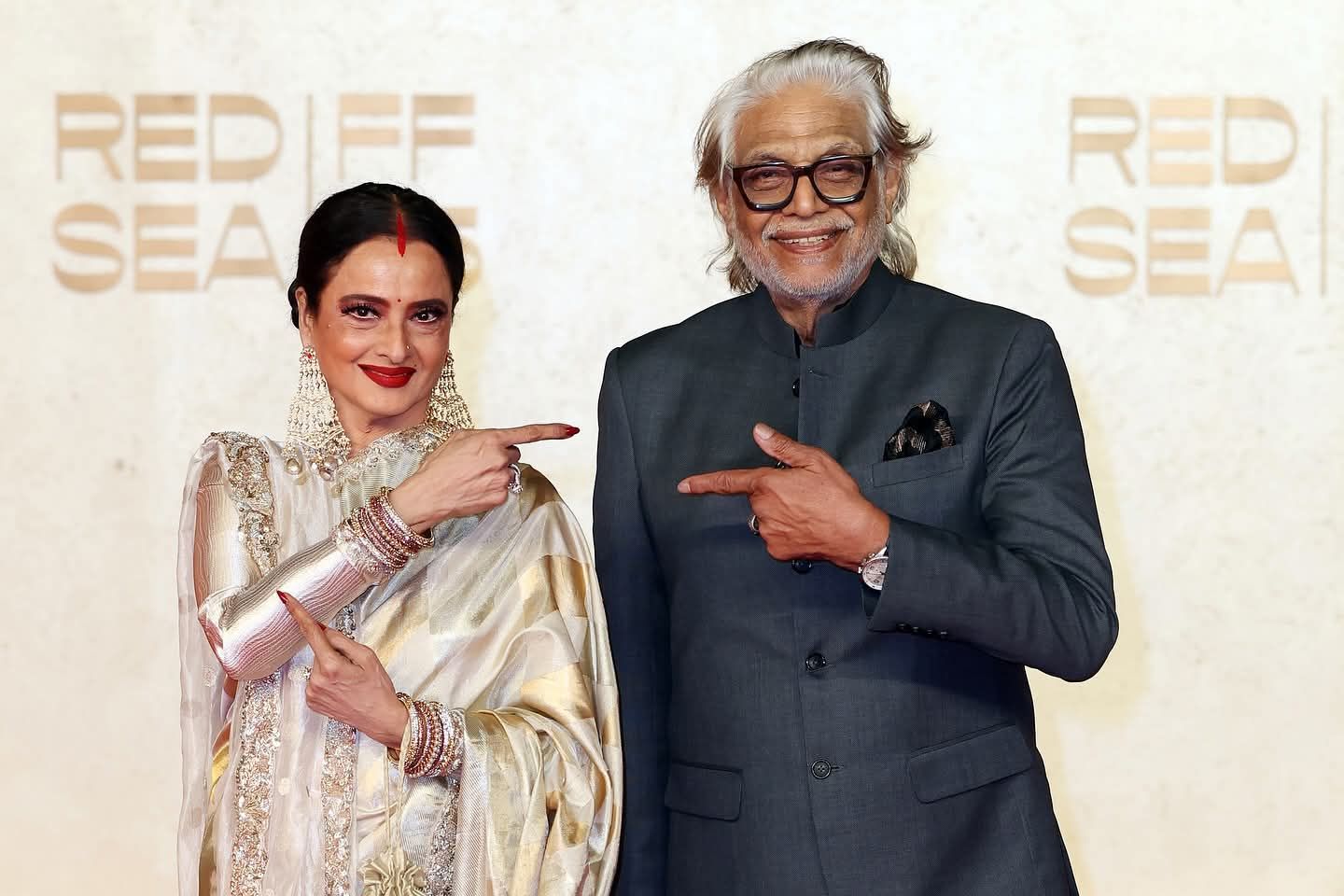 النجمة الهندية ريخا المخرج مظفر علي على السجادة الحمراء لمهرجان البحر الأحمر السينمائي النجمة الهندية ريخا المخرج مظفر علي على السجادة الحمراء لمهرجان البحر الأحمر السينمائي