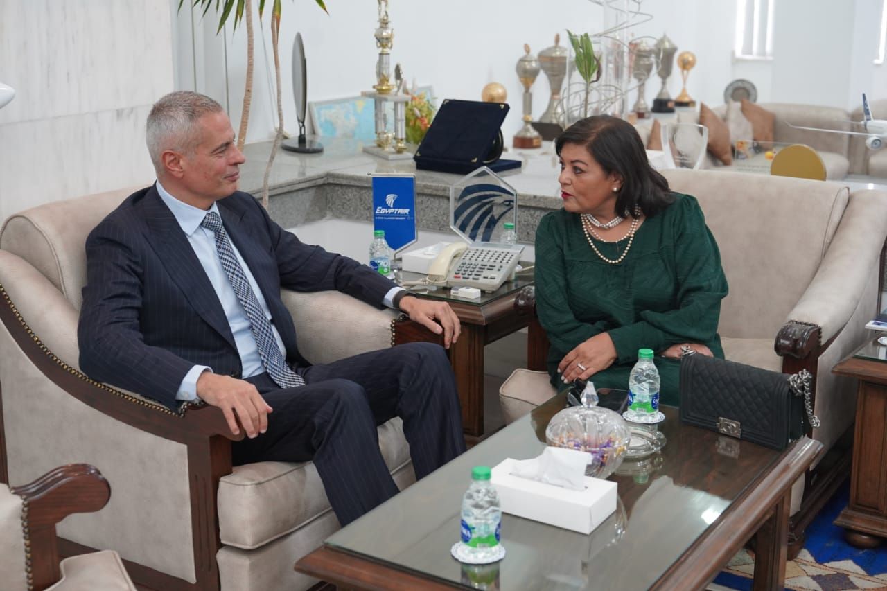 رئيس مصر للطيران يكرم داليا المراغي ويهديها درع الشركة تقديراً لمسيرتها المهنية (3) رئيس مصر للطيران يكرم داليا المراغي ويهديها درع الشركة تقديراً لمسيرتها المهنية (3)