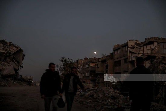 جمع البلاستيك والحطب لإشعال النيران جمع البلاستيك والحطب لإشعال النيران