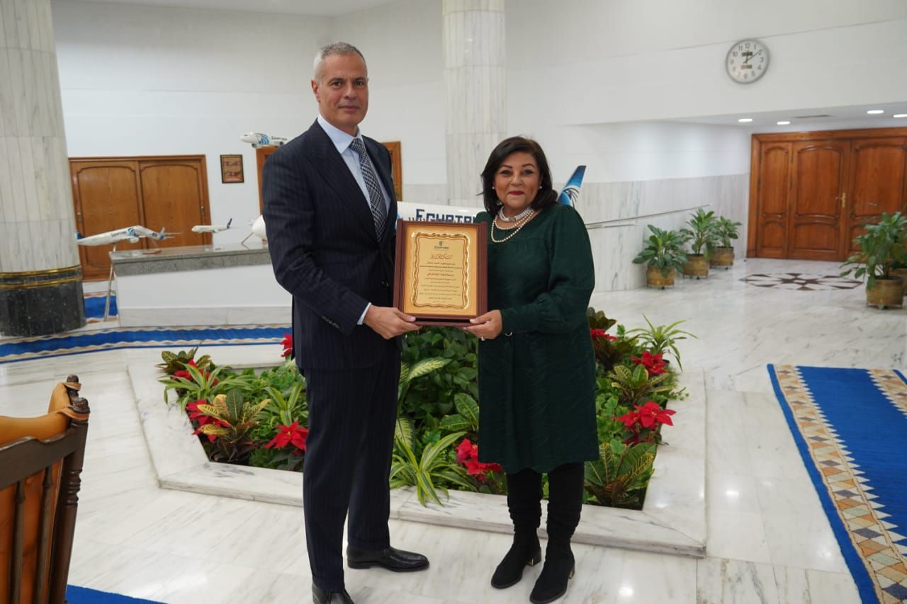 رئيس مصر للطيران يكرم داليا المراغي ويهديها درع الشركة تقديراً لمسيرتها المهنية (4) رئيس مصر للطيران يكرم داليا المراغي ويهديها درع الشركة تقديراً لمسيرتها المهنية (4)
