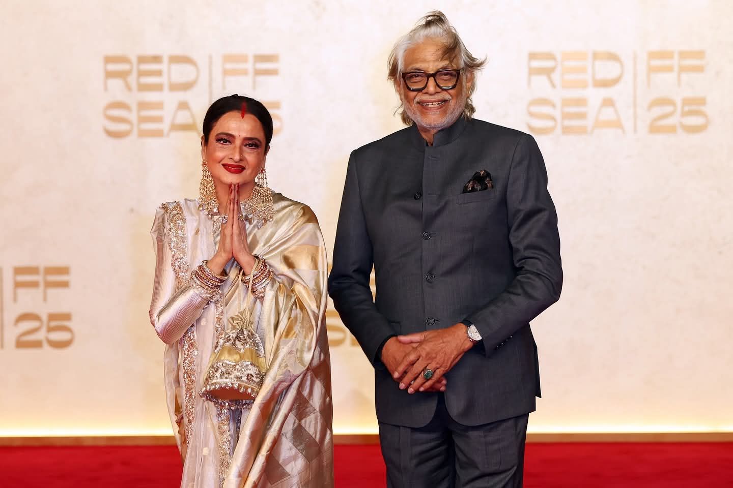 النجمة الهندية ريخا على السجادة الحمراء لمهرجان البحر الأحمر السينمائي (1) النجمة الهندية ريخا على السجادة الحمراء لمهرجان البحر الأحمر السينمائي (1)