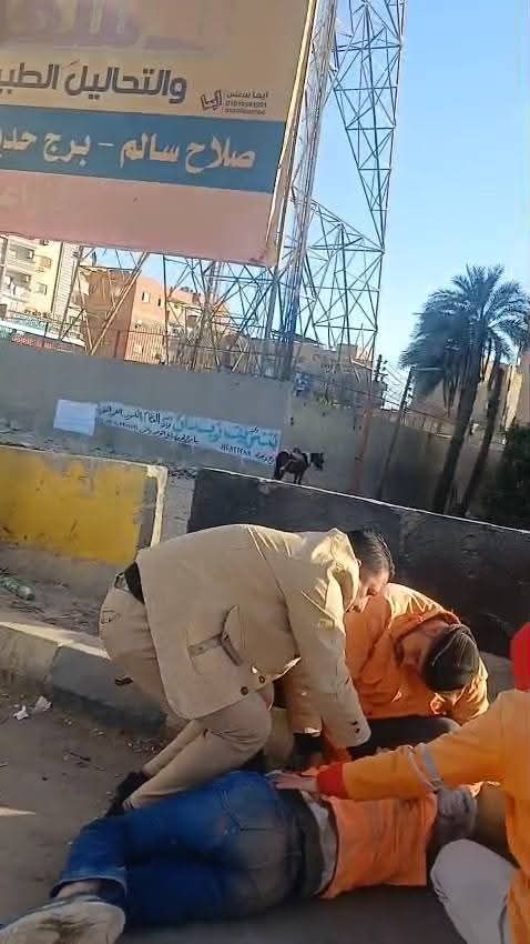 صابر يسعف عامل النظافة