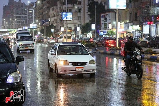 سقوط الأمطار على الشوارع سقوط الأمطار على الشوارع