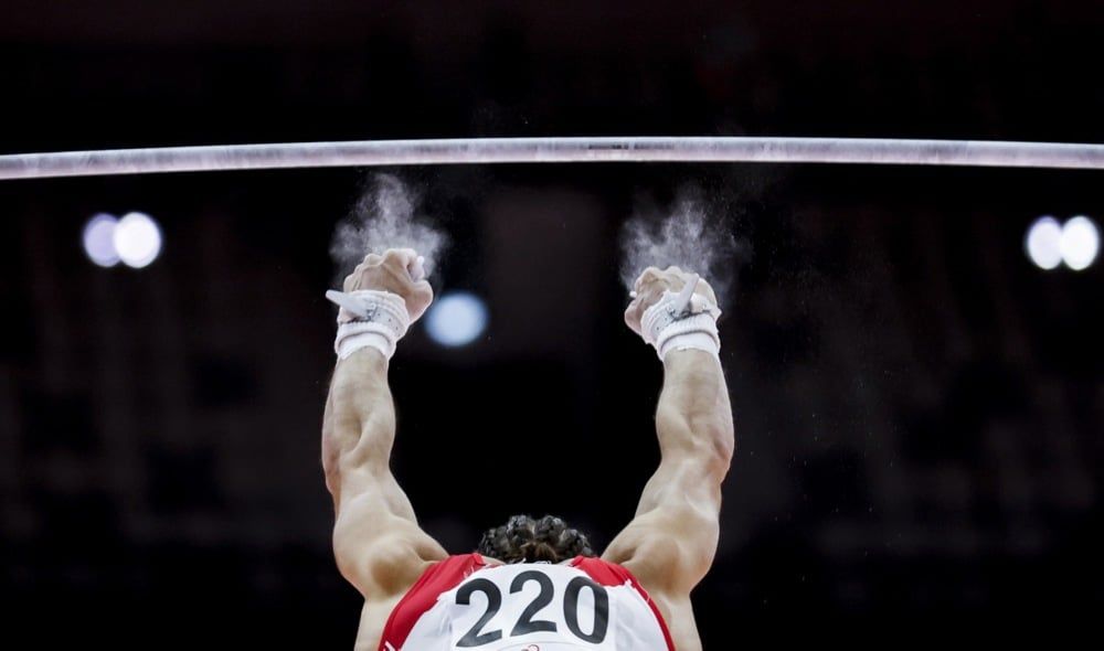 سقط سزيلارد زافوري من المجر من العارضة في مسابقة العارضة الأفقية للرجال في بطولة العالم للجمباز الفني 2025 في جاكرتا، إندونيسيا، 19 أكتوبر 2025