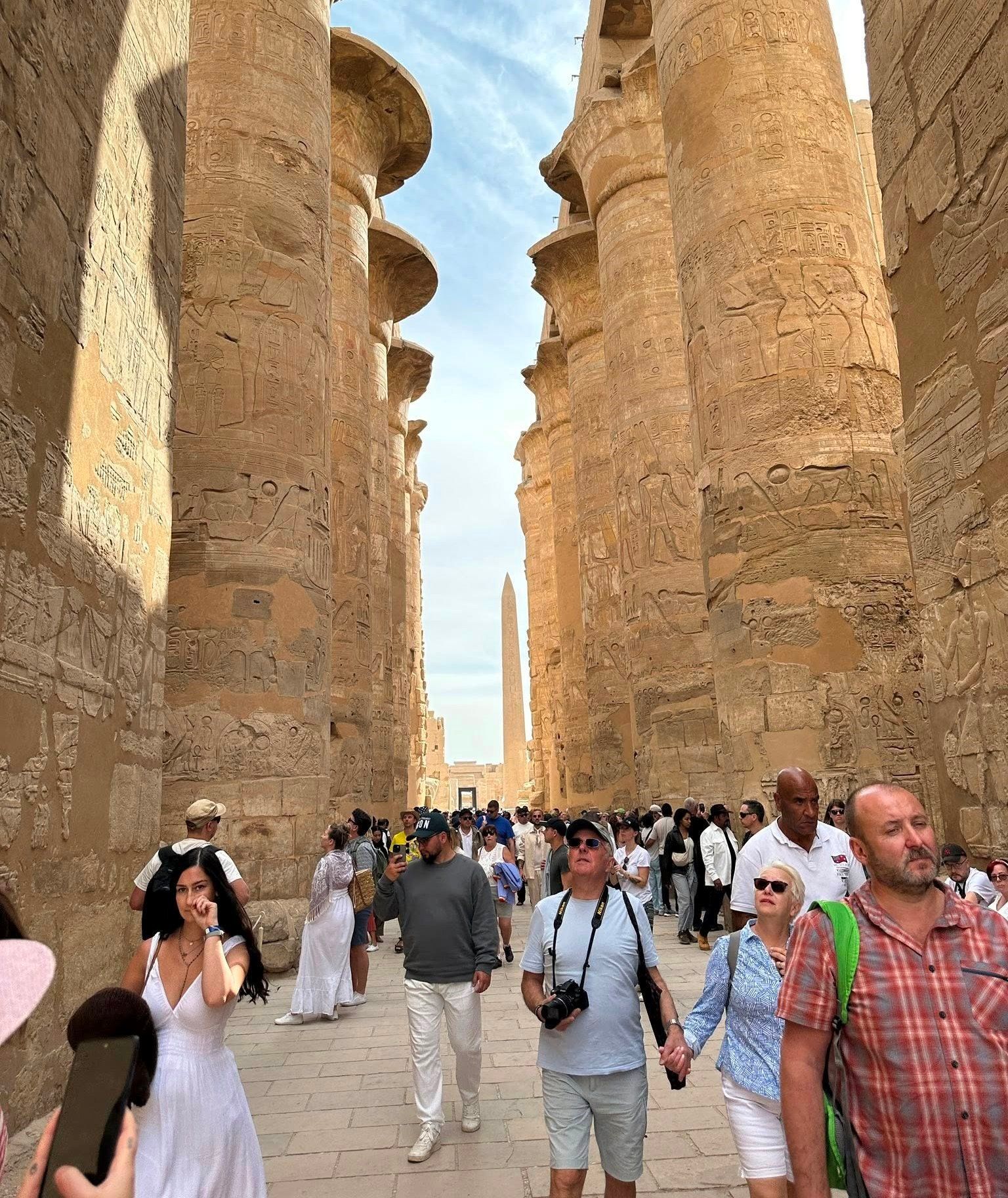 زيارات مميزة من سياح العالم بين أعمدة الكرنك زيارات مميزة من سياح العالم بين أعمدة الكرنك