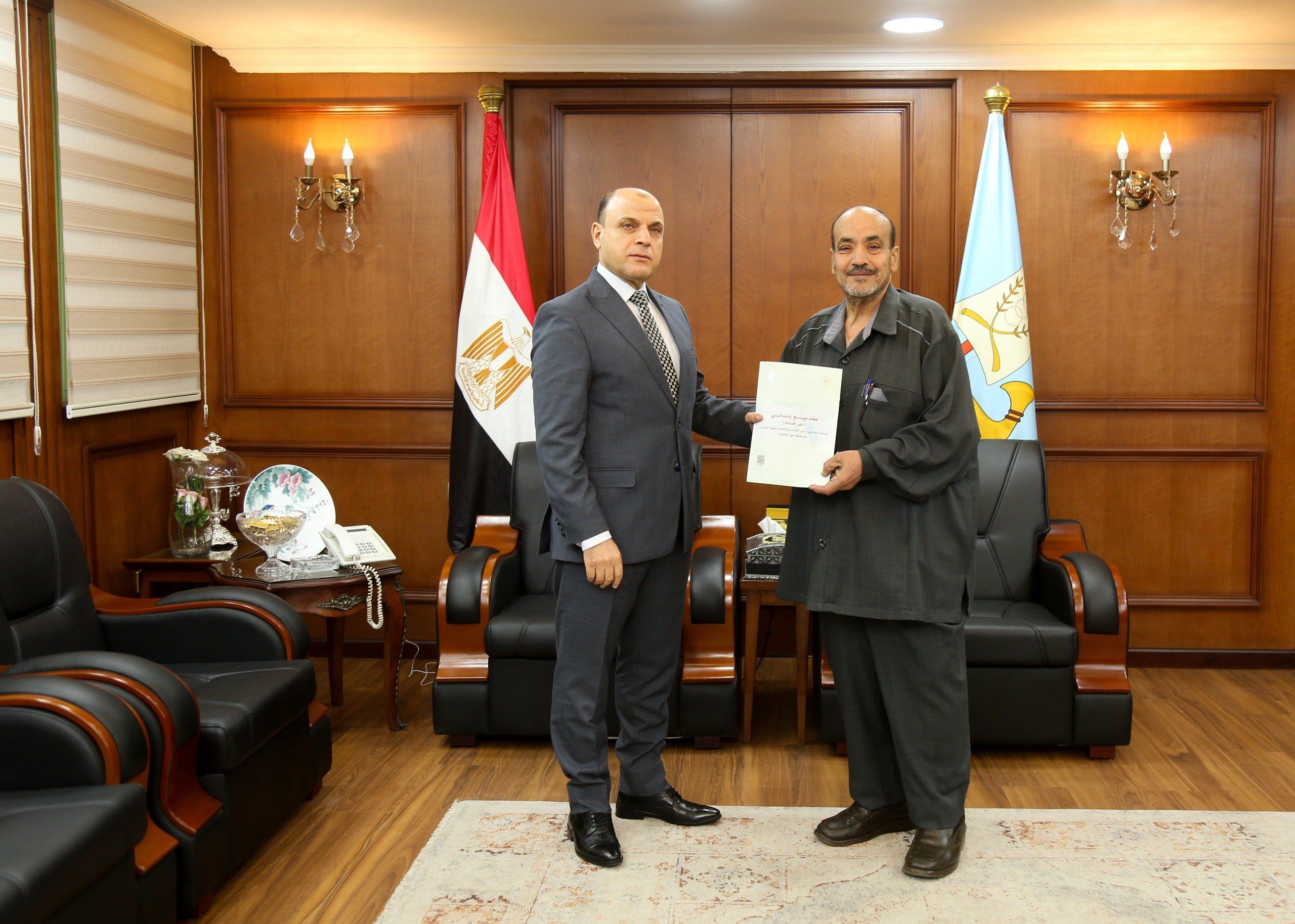 تسليم عقد تقنين لمواطن تسليم عقد تقنين لمواطن