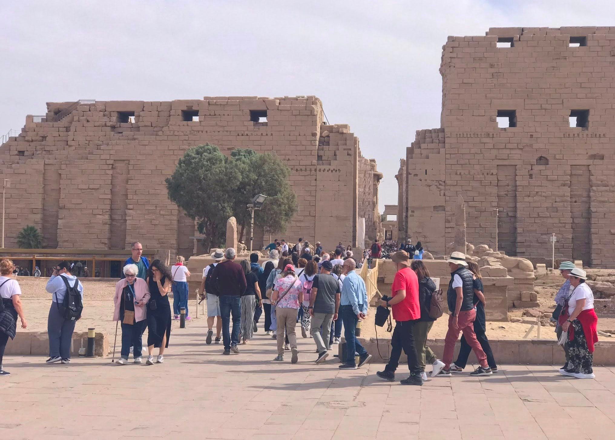 زيارات سياحية مبهجة من الأفواج الأجنبية القادمة من حول العالم في الأقصر زيارات سياحية مبهجة من الأفواج الأجنبية القادمة من حول العالم في الأقصر