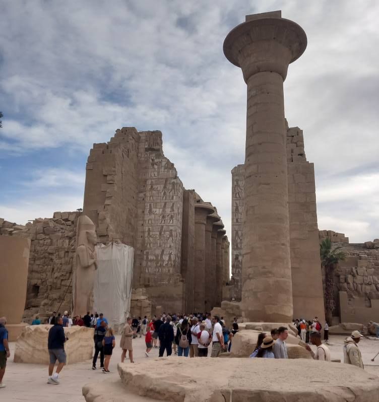 توافد الأفواج السياحية فى قلب معابد الكرنك توافد الأفواج السياحية فى قلب معابد الكرنك