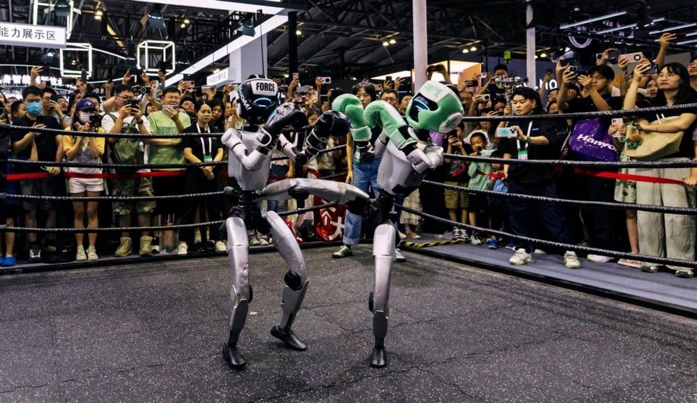 epa12569315 يشاهد الزوار روبوتات تقاتل في مباراة خلال معرض ومؤتمر WAIC، في شنغهاي، الصين، 28