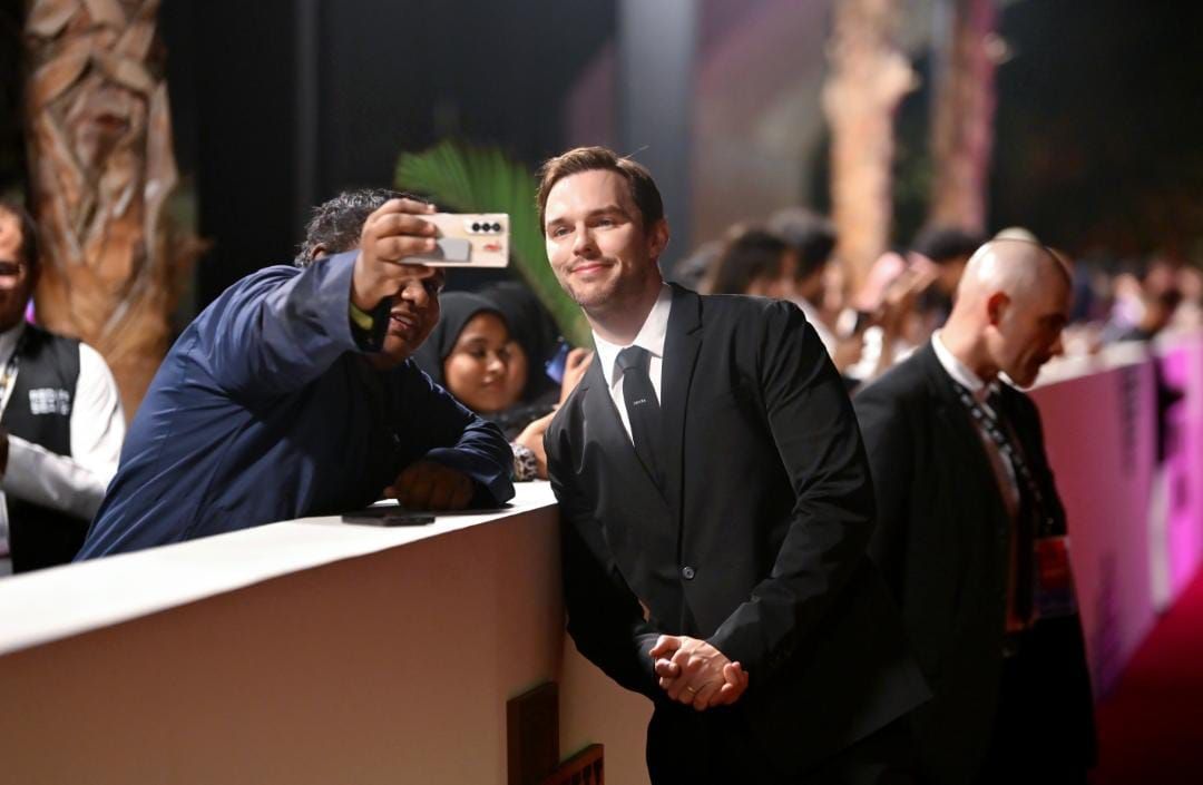 سيلفي الجمهور مع نيكولاس هولت على السجادة الحمراء لمهرجان البحر الأحمر السينمائي سيلفي الجمهور مع نيكولاس هولت على السجادة الحمراء لمهرجان البحر الأحمر السينمائي