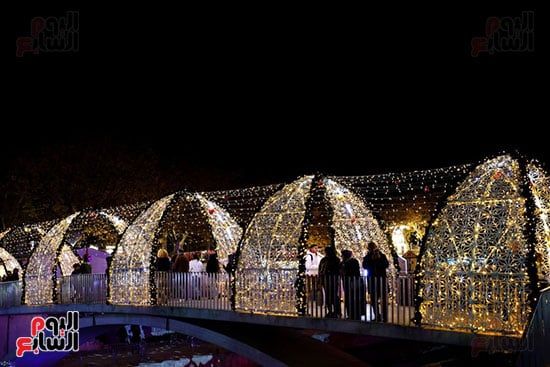 ممرات مزينة بالأضواء داخل سوق عيد الميلاد فى ناربون ممرات مزينة بالأضواء داخل سوق عيد الميلاد فى ناربون