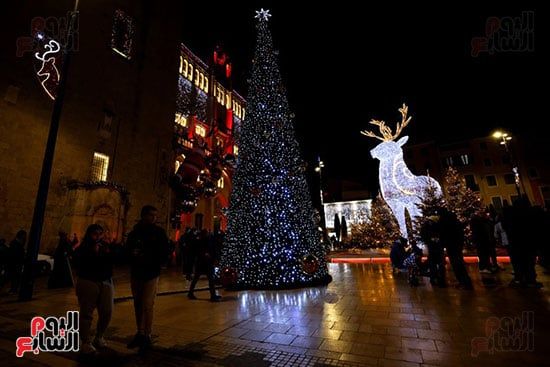شجرة عيد الميلاد ومجسمات مضئية داخل السوق شجرة عيد الميلاد ومجسمات مضئية داخل السوق