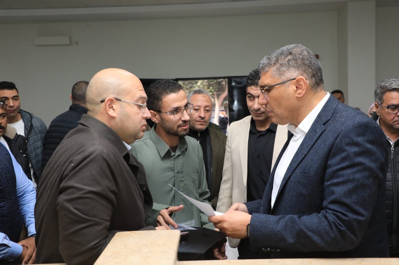 جانب من زيارة المحافظ جانب من زيارة المحافظ