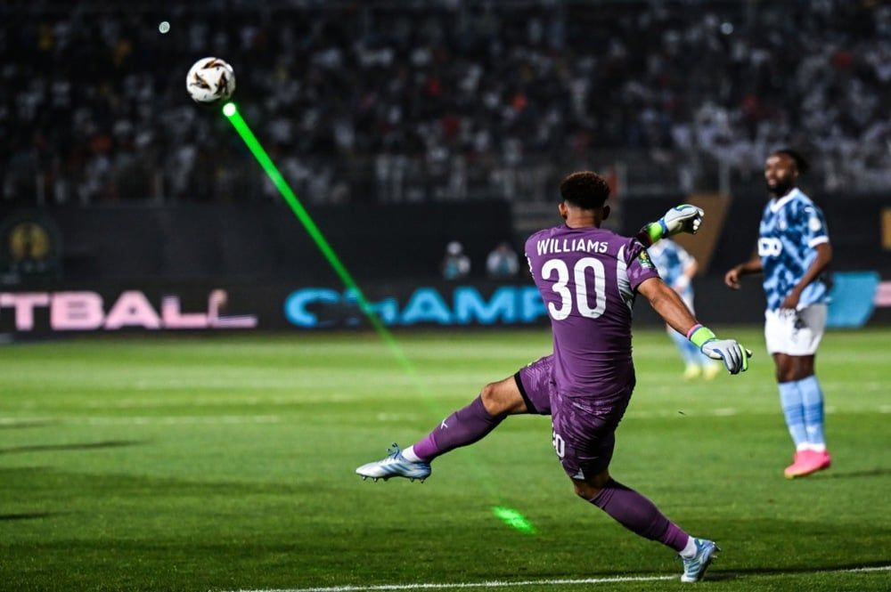 حارس مرمى ماميلودي صن داونز، رونوين ويليامز، خلال مباراة إياب نهائي دوري أبطال أفريقيا لكرة القدم بين بيراميدز وصن داونز، في القاهرة، مصر، 1 يونيو 2025. وكالة حماية البيئة