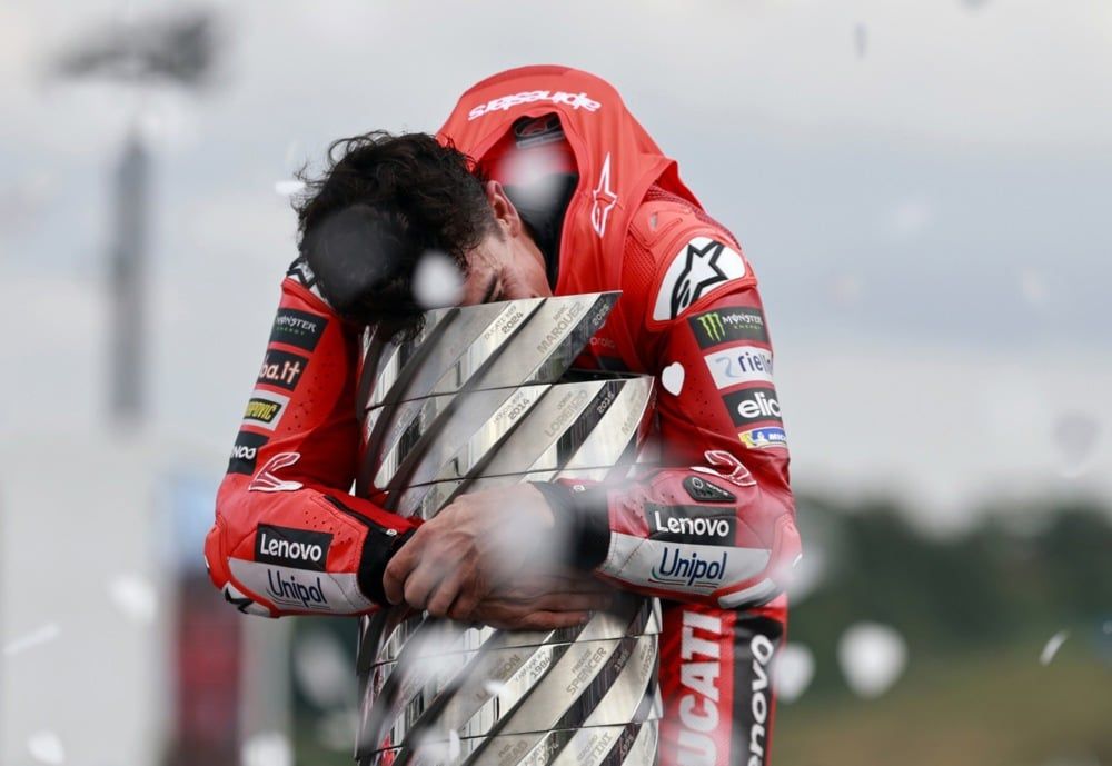 epa12569315 يشاهد الزوار روبوتات تقاتل في مباراة خلال معرض ومؤتمر WAIC، في شنغهاي، الصين، 28 (2)