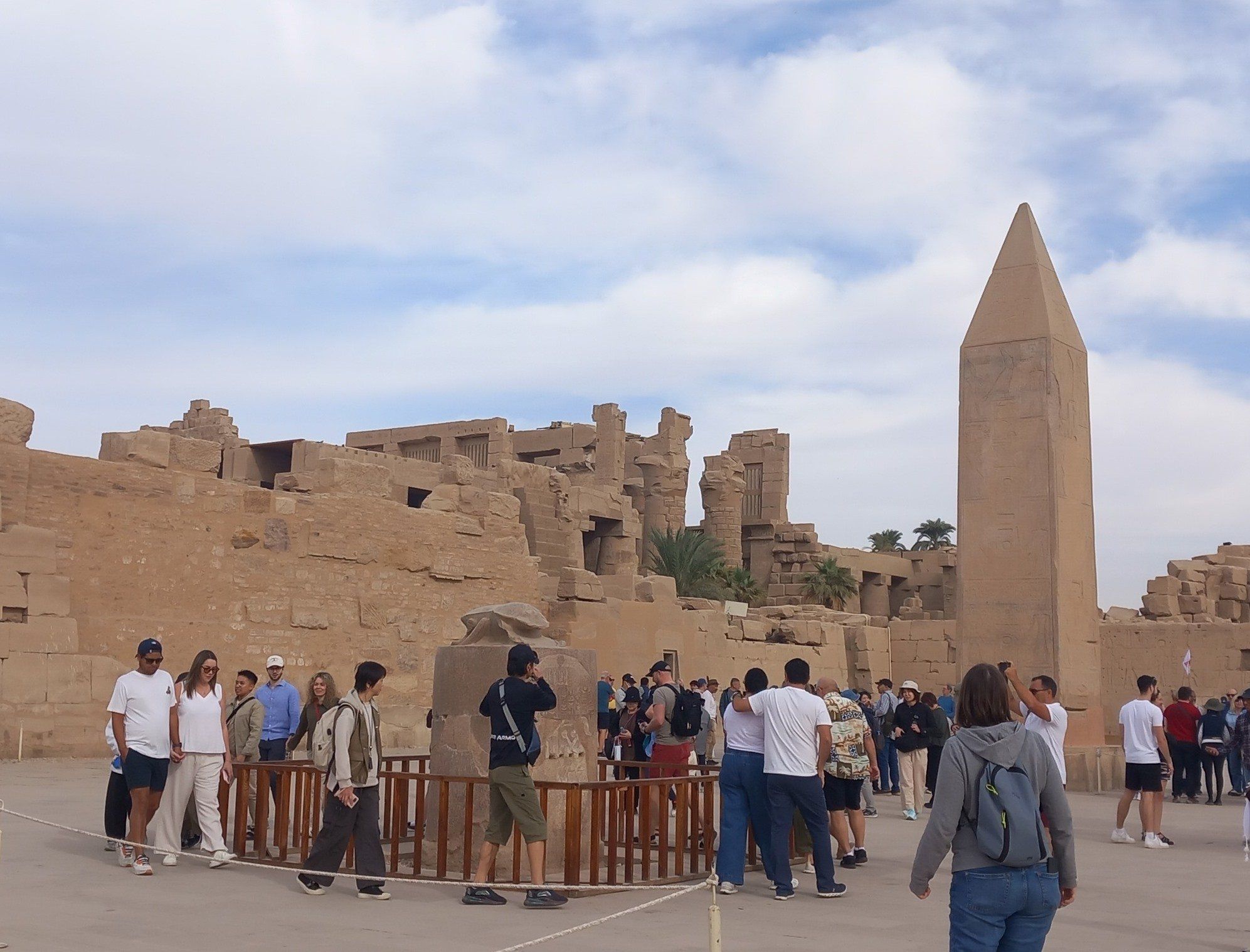 الأفواج السياحية حول الجعران المقدس بالكرنك الأفواج السياحية حول الجعران المقدس بالكرنك