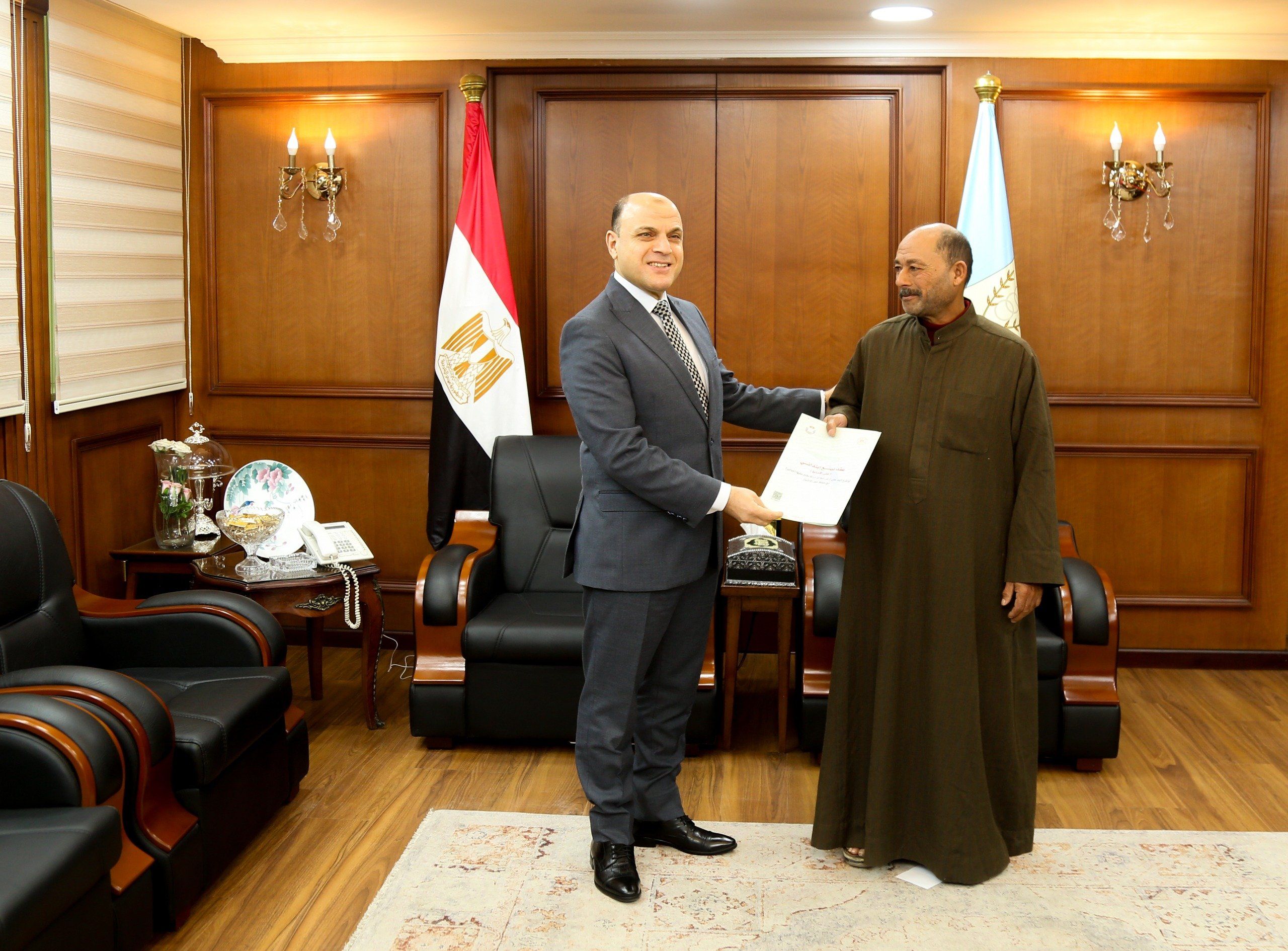 محافظ كفر الشيخ يسلم عقد تقنين محافظ كفر الشيخ يسلم عقد تقنين