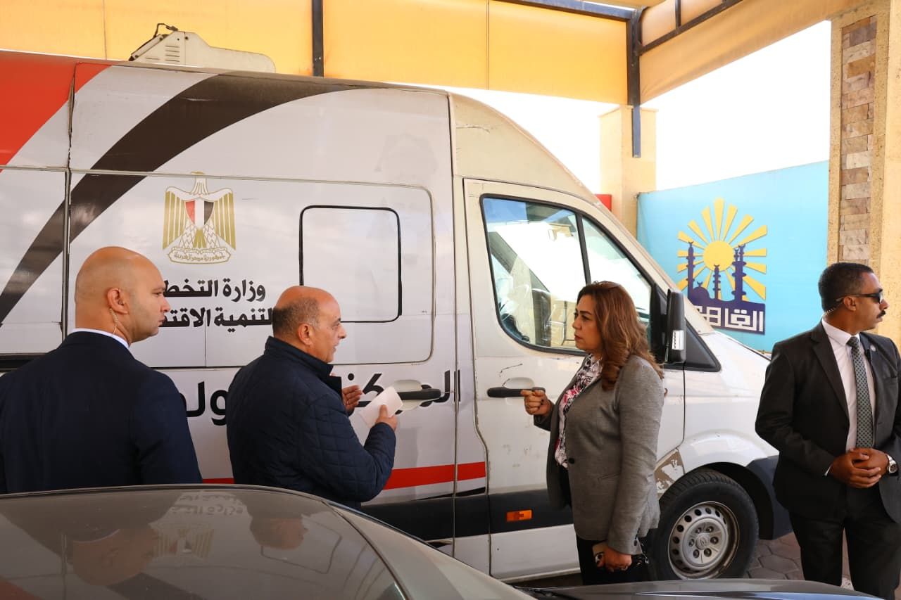 وزيرة التنمية المحلية أمام سيارة المركز التكنولوجي