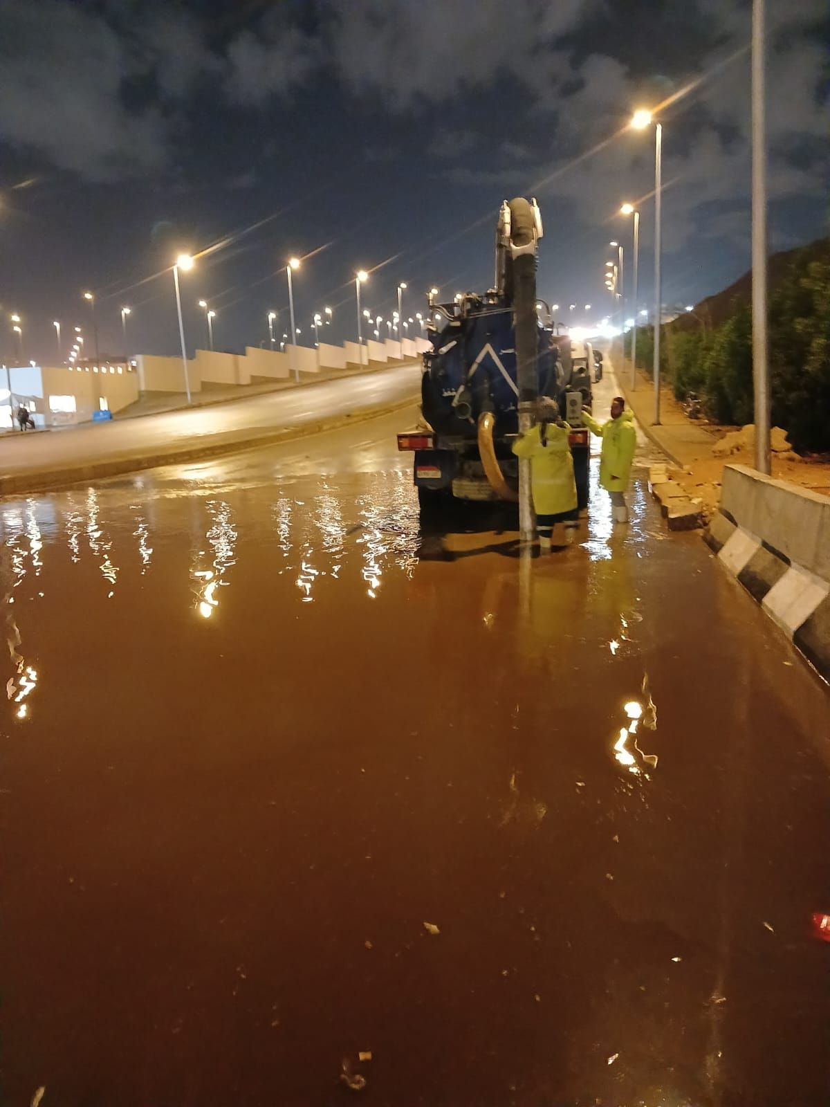 عمليات شفط مياه الامطار (8) عمليات شفط مياه الامطار (8)