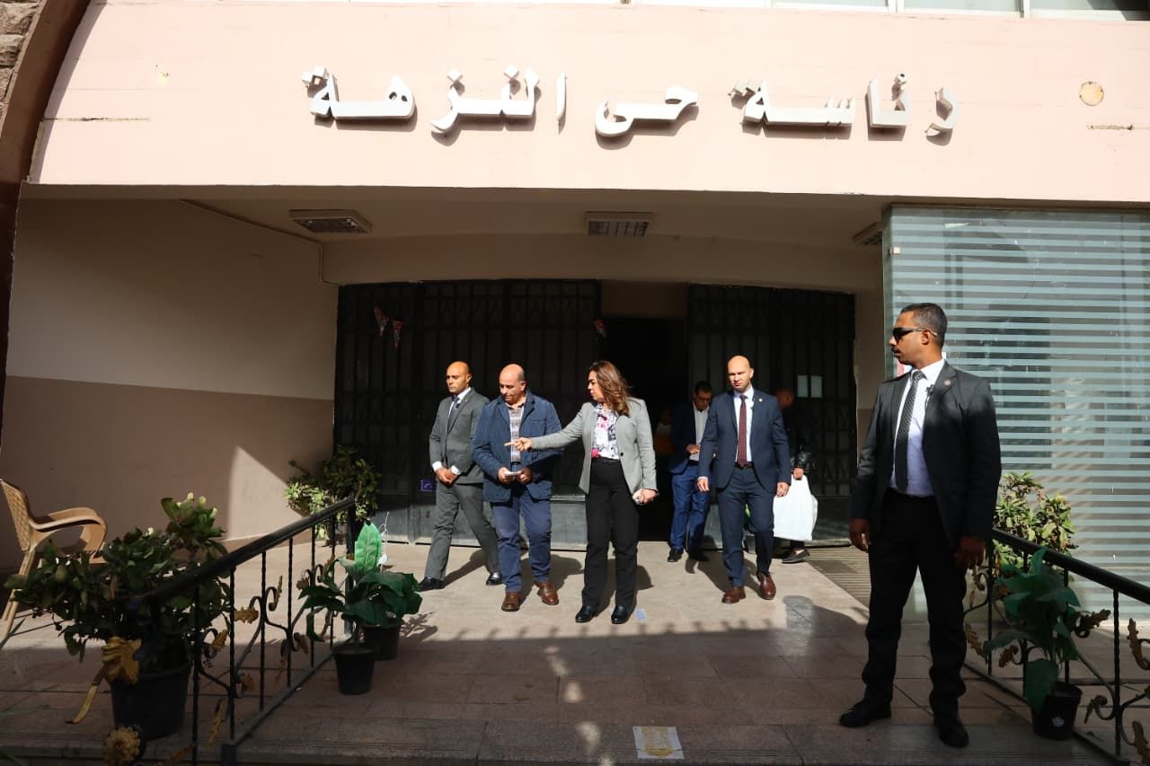 وزيرة التنمية المحلية تُقيل رئيس حي النزهة بالقاهرة خلال جولة مفاجئة