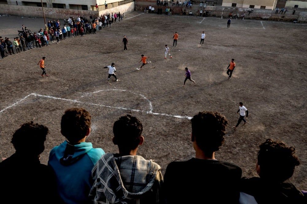 يشارك اللاعبون في مباراة كرة قدم خلال بطولة رمضان لكرة القدم التي تقام في قرية بئر عمارة غرب مدينة بلبيس في محافظة الشرقية في مصر